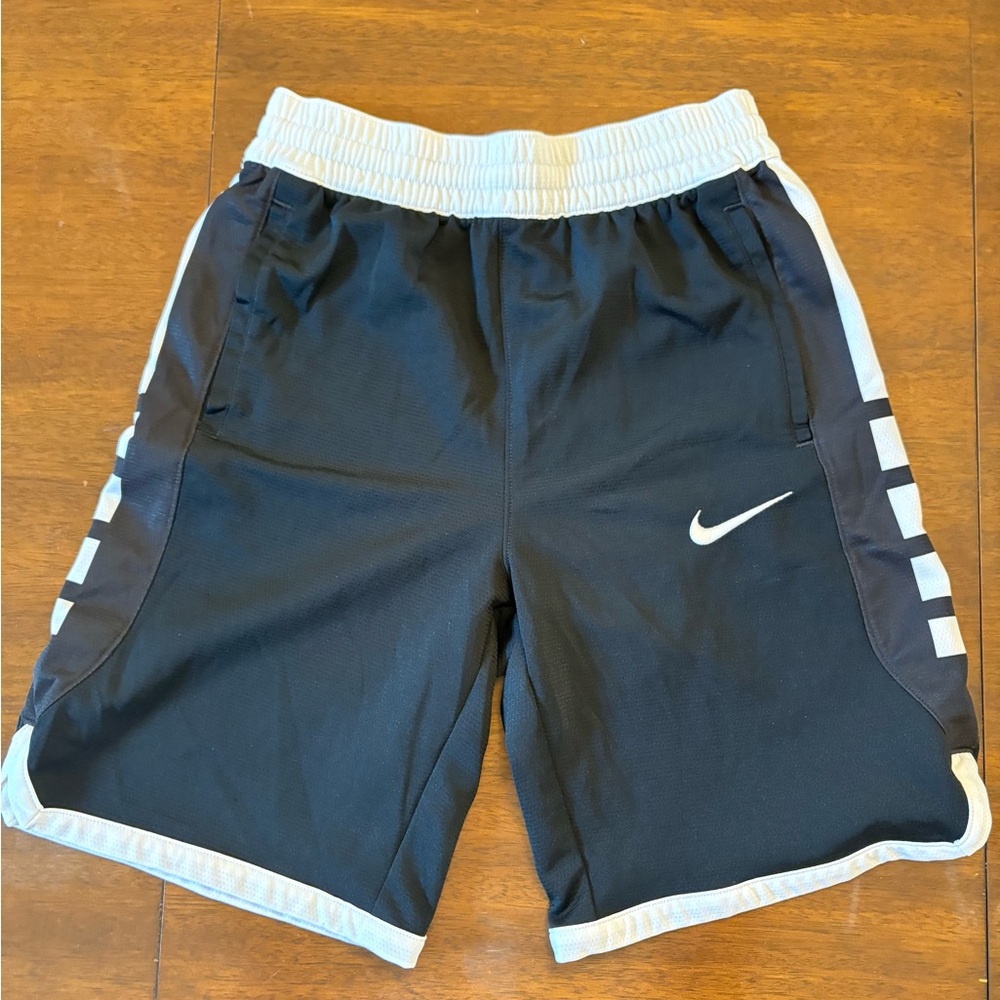 Nike Youth Boy Large Black basketball shorts